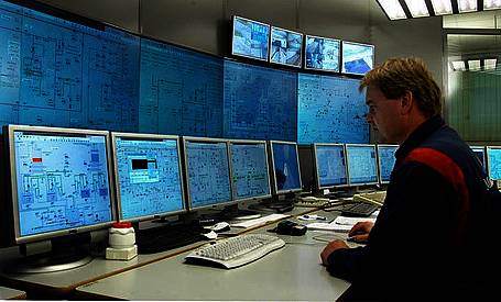 Billede af en betjeningsplads på et SCADA-anlæg (ABB’s 800xA system). Foto: ABB A/S