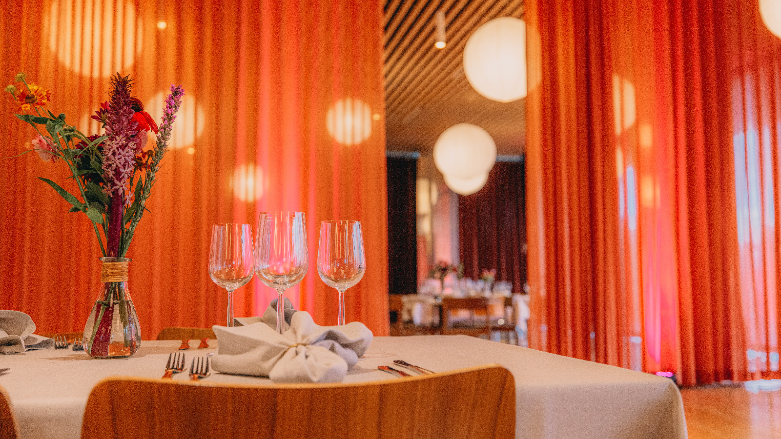 Middag, lounge eller med scene?