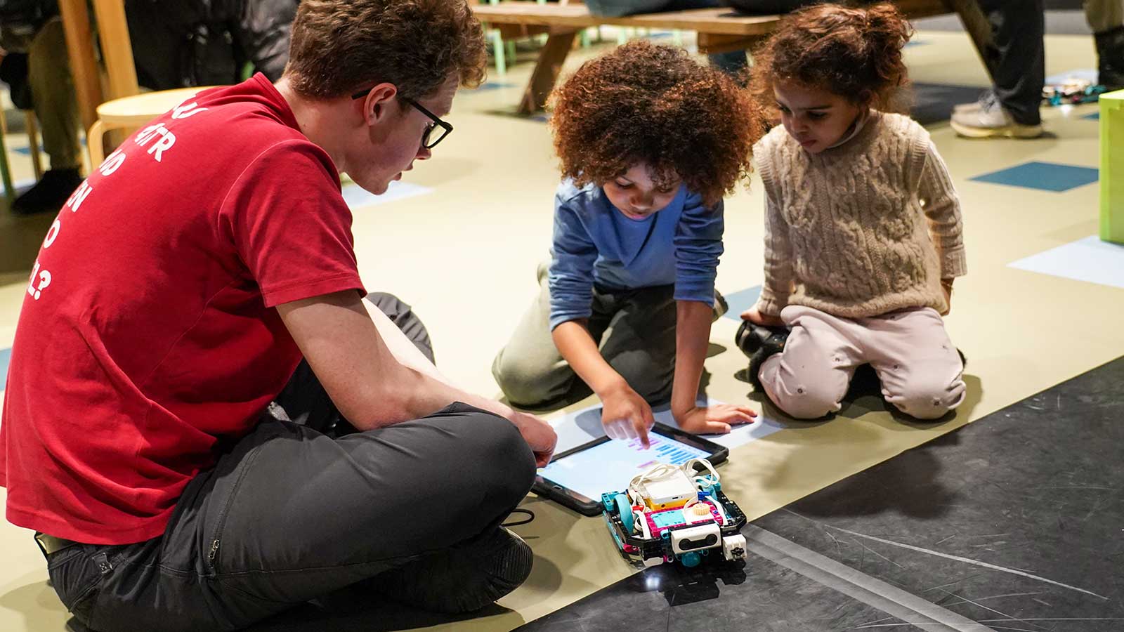 I Laboratoriet kan I bygge og kode robotter. 